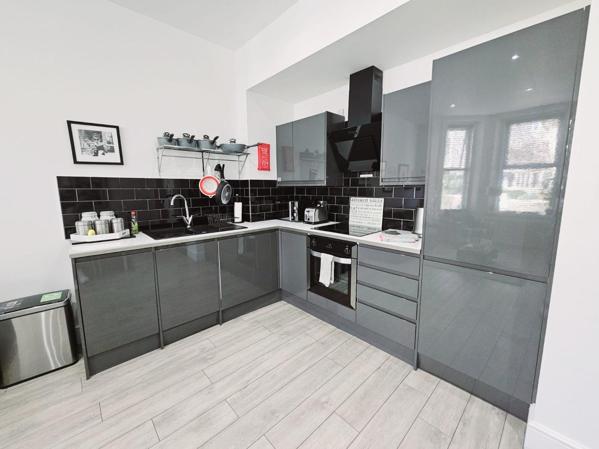 Stylish Apartment In Victorian Conversion Free Parking & Private Patio Close To Beach Town Centre & Bic Bournemouth Luaran gambar